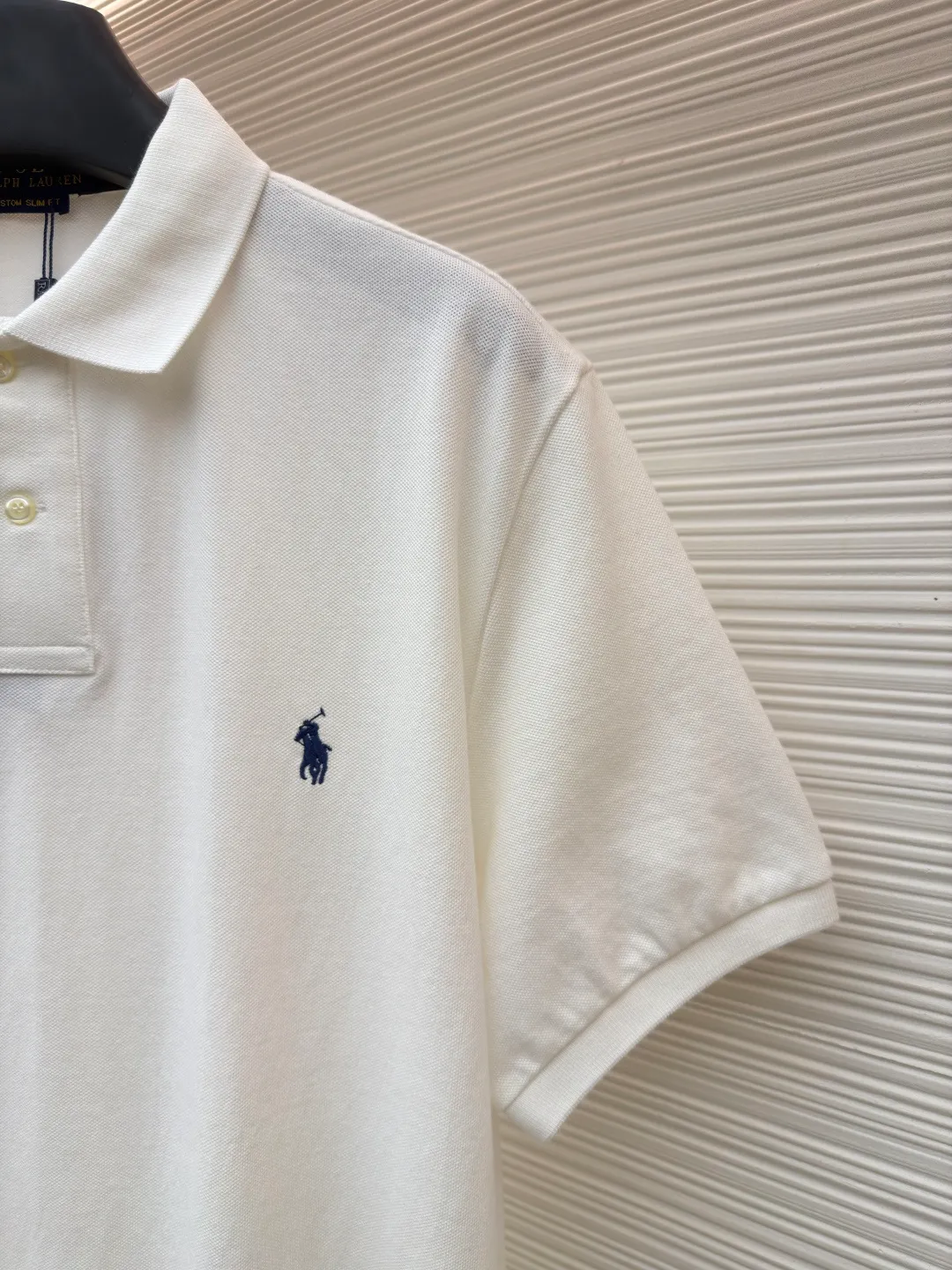 Ralph Lauren embroidered logo Polo shirt ●Original version: Purchased and developed for 1290 ●Item number: 1682567-A15 ●Material: pure cotton piqué fabric ●Technology: embroidery production ●Color: white ●Version: fitted version ●Weight: about 275 grams ●Size: S-M-L-XL ●Description: Customized piqué cotton sateen, compact and delicate, comfortable and next to skin, elegantly presented with a touch of deep black The iconic white pony embroidery is like a smart musical note dancing on the black canvas. It is simple but highly recognizable. It is a versatile artifact in the wardrobe. It has a very simple shape and contains the soul of fashion. It adopts imported machine embroidery technology. It uses advanced computer control systems and precision mechanical parts to realize the iconic pony embroidery operation with high precision. The lines are smooth and delicate, and the fabrics have been washed. It has a better hand feel and texture. It is not easy to deform, not easy to shrink, not easy to fade, and maintains long-term beauty. The overall wiring is straight and delicate, the fabric is comfortable and soft, and the color is consistent without color difference. It can be matched with the same style to create a fashionable look and control various occasions. Customized accessories, complete with three standards, same style for men and women!